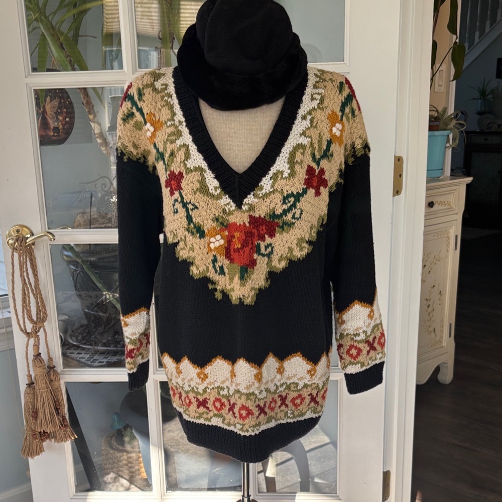 Chunky Hand Knit V-Neck Floral Sweater - Black and Gold